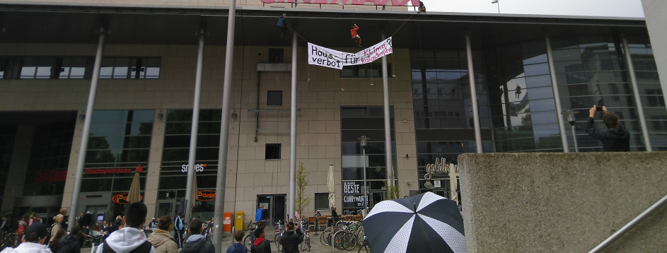 Bildinhalt: Menschen sammeln sich vor der City-Galerie. Einige Filmen die Aktion mit ihren Handys.