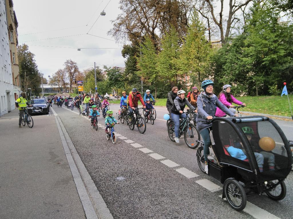 Die Fahrraddemo fährt die Schießgrabenstraße entlang nach Süden. Die Gegenfahrbahn wird für den Gegenverkehr frei gehalten. Ein paar Demonstrationsteilnehmer*innen fahren auch auf dem Radstreifen neben der Straße.