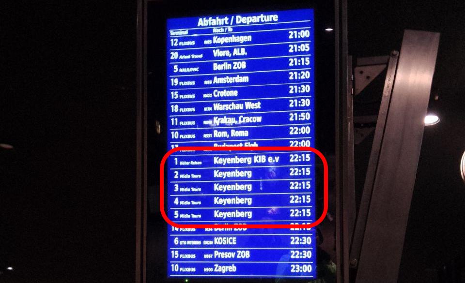 Die Anzeigetafel am Busbahnhof zeigt neben einzelnen Bussen zu Zielen wie Kopenhagen, Berlin, Amsterdam, Krakau Rom und Zagreb gleich fünf Busse, die alle um 22:15 nach Keyenberg abfahren sollen.