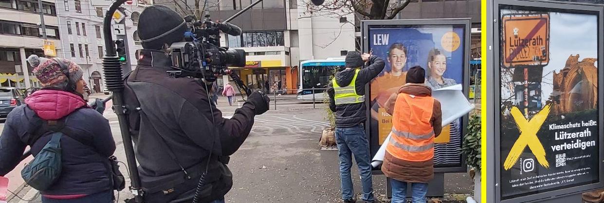 Das Bild ist zweigeteilt. Auf den linken fünf Sechsteln sieht man von links nach recht, eine Person, die ein Mikrofon hält, einer Person, die eine Kamera hält, und zwei Aktivist*innen im Fokus der Kamera, die gerade an einer Werbetafel mit Werbung von LEW herumwerkeln und bereits ein neues Werbebanner parat halten. Rechts sieht man, wie die Werbetafel nach der Aktion aussieht. Darin hängt nun ein Plakat, welches ein Ortsausgangsschild für Lützerath, einen großen Tagebaubagger und ein gelbes Kreuz zeigt. Darauf steht: „Klimaschutz heißt: Lützerath verteidigen.“ Der Rest des Textes ist zu klein, um im Bild erkennbar zu sein.