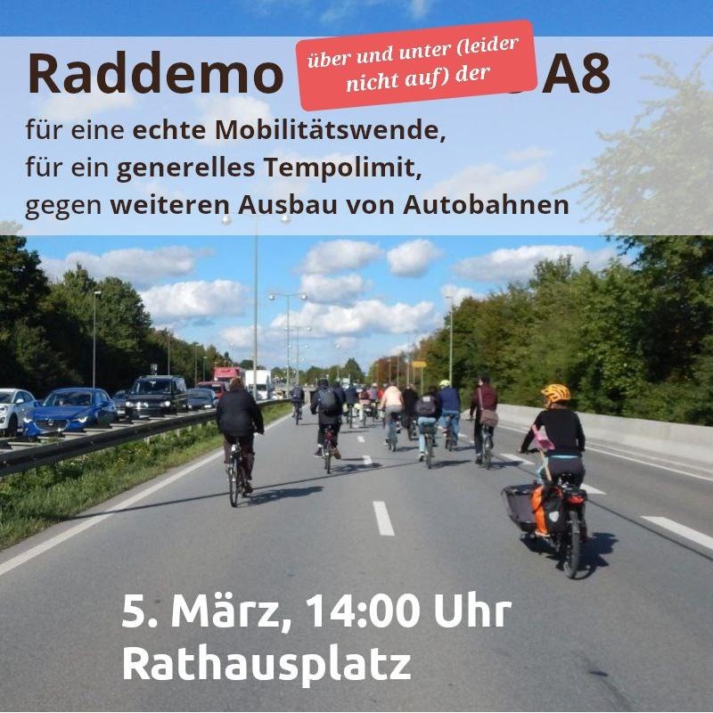 Das Bild zeigt eine Fahrraddemo auf einer autobahnähnlich ausebauten Straße, möglicherweise der B17. Im Gegenverkehr stehen die Autos im Stau, während in die eigene Rchtung auf beiden Spuren Radfahrer*innen unterwegs sind. Oben steht „Raddemo über die A8 für eine echte Mobilitätswende, für ein generelles Tempolimit, egen weiteren Ausbau von Autobahnen“. Unten steht: „5. März, 14:00 Uhr Rathausplatz“