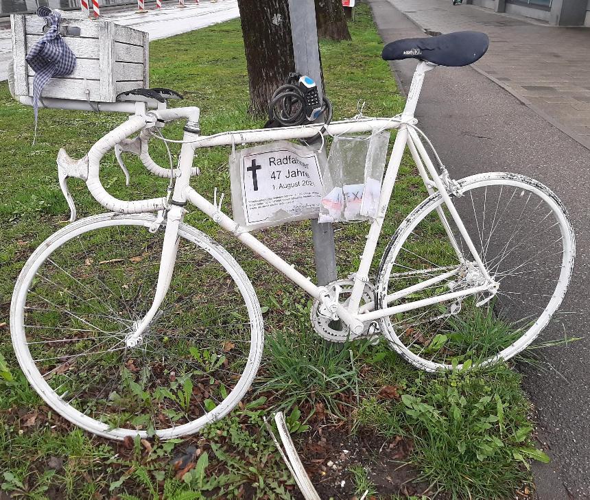 Weiße Fahrräder dienen als Mahnmale für Orte, an denen Radfahrer*innen im Straßenverkehr getötet wurden. Hier weist ein weißes Fahrrad darauf hin, dass am 1. August 2021 ein 47-jähriger Fahrradfahrer getötet wurde.