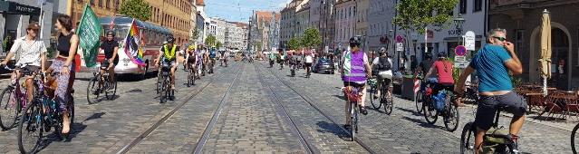 Menschen auf Fahrrädern fahren auf der Maximilianstraße.